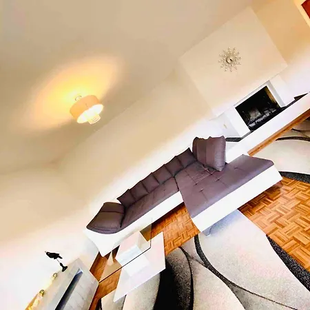 Spectacular Penthouse With Views In アパート